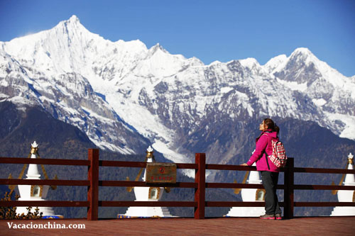 Turismo Shangri-la con montaña nevada Meili